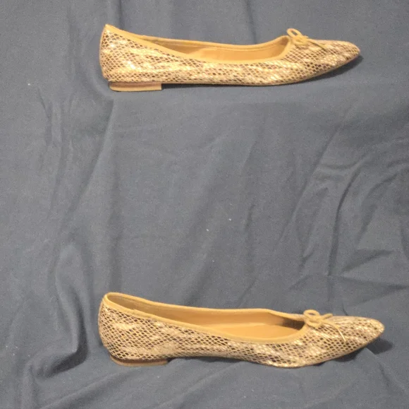 Banana Republic Snakeskin Flat Dress Shoes - Bow Detail - Size 7 - Picture 3 of 9